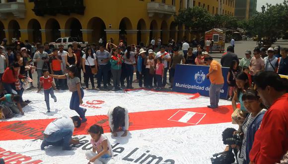 Los hinchas de la 'blaquirroja' dejaron sus mensajes para agradecer a los seleccionados. (Oscar Miranda / Perú21)