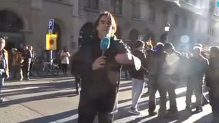 Agreden a periodista durante las protestas en Barcelona [VIDEO]