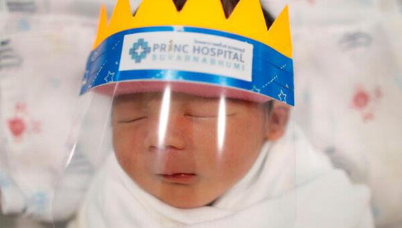 Hospital en Tailandia coloca protectores en el rostro de bebés recién nacidos para evitar que se contagien de COVID-19. (Twitter)