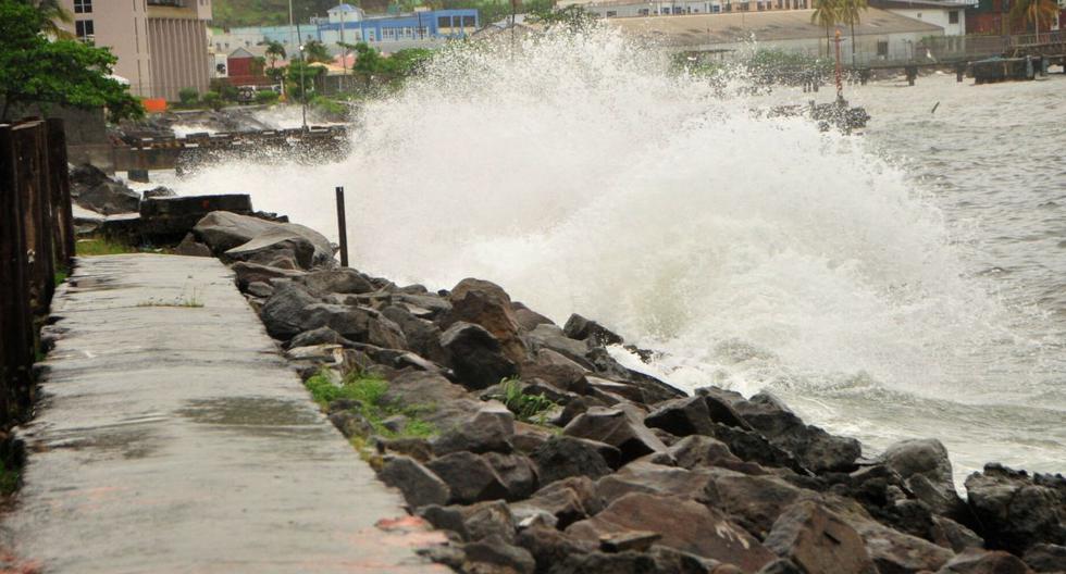 Las olas rompen en un paseo marítimo cuando el huracán Elsa pasa cerca de Kingstown, San Vicente y las Granadinas, el 2 de julio de 2021. (REUTERS/Robertson S. Henry).