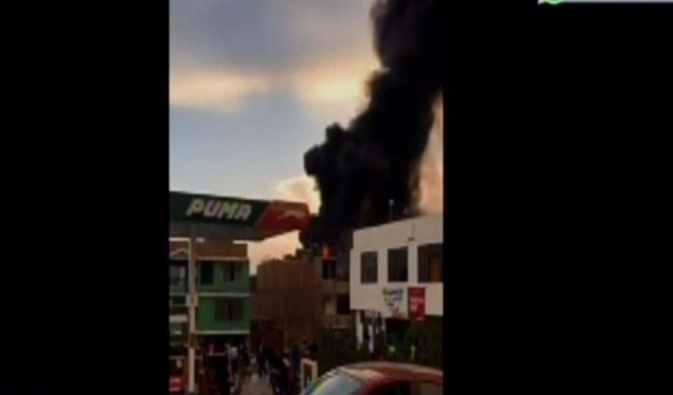 San Juan de Miraflores: Incendio de grandes proporciones consumió una vivienda. (CanalN)