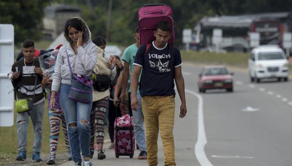 Migrantes venezolanos caminan en la carretera de Cúcuta a Pamplona, ​​en el departamento de Norte de Santander, Colombia, el 10 de febrero de 2019. (Foto: Raul ARBOLEDA / AFP)