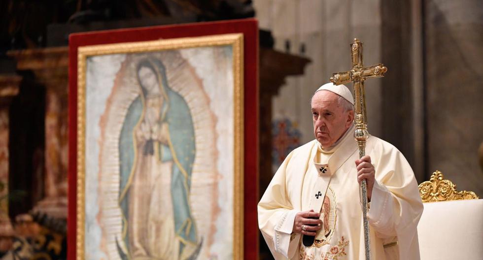 Una imagen proporcionada por Vatican Media muestra al Papa Francisco dirigiendo una misa en el día de la fiesta de Nuestra Señora de Guadalupe en la Basílica de San Pedro. (EFE/Vaticano).