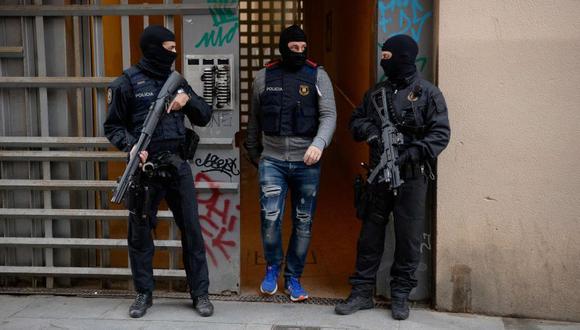 La policía en Barcelona no dio detalles sobre qué tipo de materiales requisaron en estos registros. (AFP)