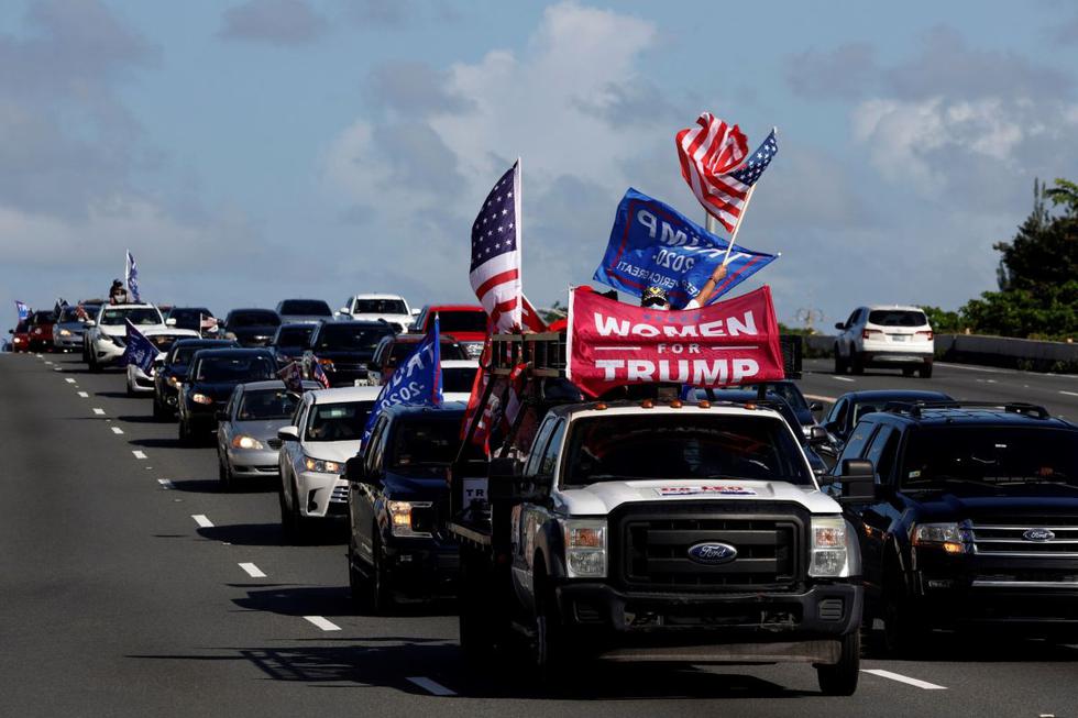 El grupo Puerto Ricans for Trump participa en una caravana en apoyo a Donald Trump, en San Juan. (EFE/Thais Llorca).