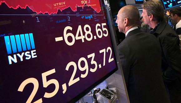 El aumento de las tensiones comerciales entre China y Estados Unidos lastraron Wall Street en la víspera, y el Dow Jones cayó&nbsp;2.38%. (Foto: AP)