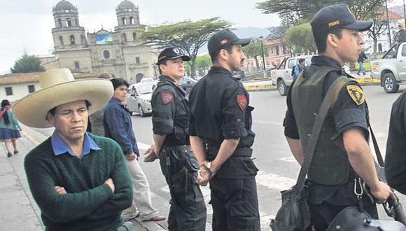 PRIMER DÍA. La Policía vigiló el orden en las calles, y las FF.AA. resguardaron los servicios públicos. (Dante Piaggio)