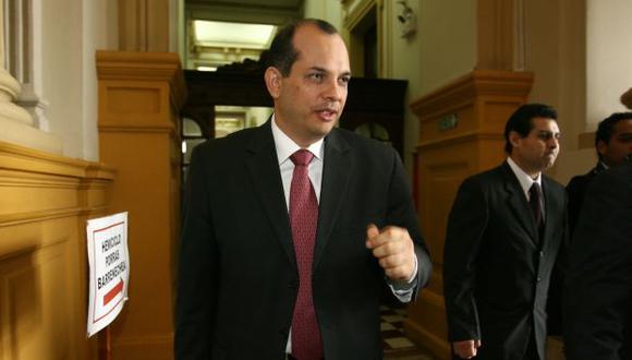 MISMO PAPÁ NOEL. En Navidad, el ministro Castilla anuncia aumentos salariales para el próximo año. (David Vexelman)