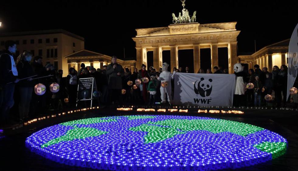 La 'Hora del planeta' en Berlín, Alemania. (EFE)