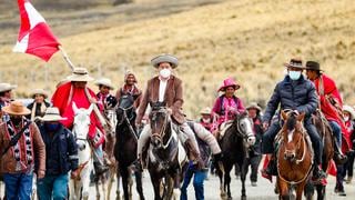 Premier Guido Bellido utiliza una guardia de ronderos a su llegada al Cusco