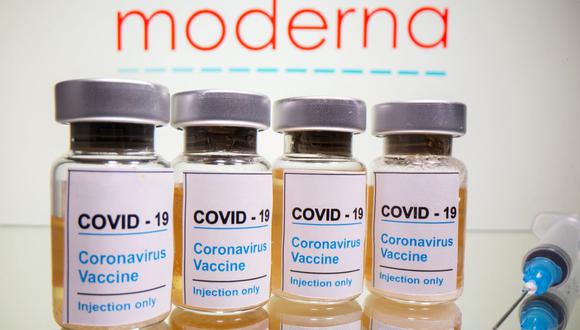 En esta ilustración tomada el 31 de octubre de 2020, se ven viales con una etiqueta que dice "COVID-19 / Vacuna contra el coronavirus / Solo inyección" y una jeringa médica frente al logotipo de Moderna. REUTERS / Dado Ruvic