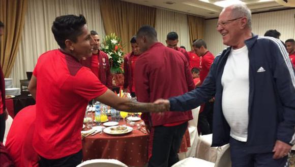 Selección peruana recibió la visita de PPK para felicitarlos tras partido con Argentina. (Selección peruana/Twitter)