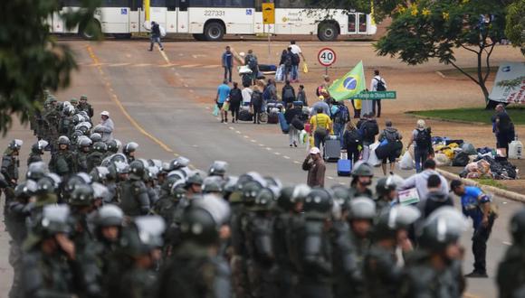 La policía se despliega para el desalojo del campamento bolsonarista frente al cuartel general del Ejército en Brasilia. (Foto: AP).