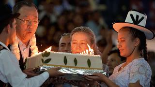 Ban Ki-moon fue agasajado con torta de coca en Bolivia