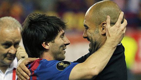 Messi y Guardiola en un abrazo tras el final del partido ante el Bilbao. (AP)