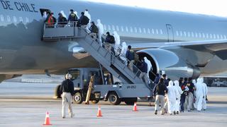 Chile expulsa a 77 migrantes peruanos y bolivianos en quinto vuelo durante el 2021