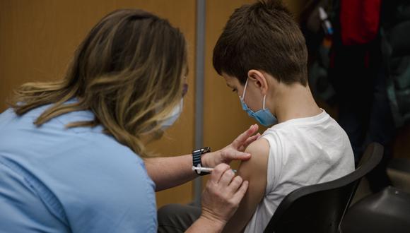 Un niño de 11 años recibe la vacuna Pfizer-BioNTech  para niños en Montreal, Quebec, el 24 de noviembre de 2021. (Foto: Andrej Ivanov / AFP)