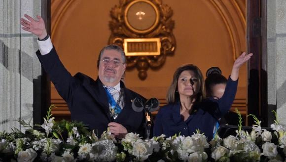 El presidente Bernardo Arévalo y la vicepresidenta Karin Herrera. (MARTIN BERNETTI / AFP).