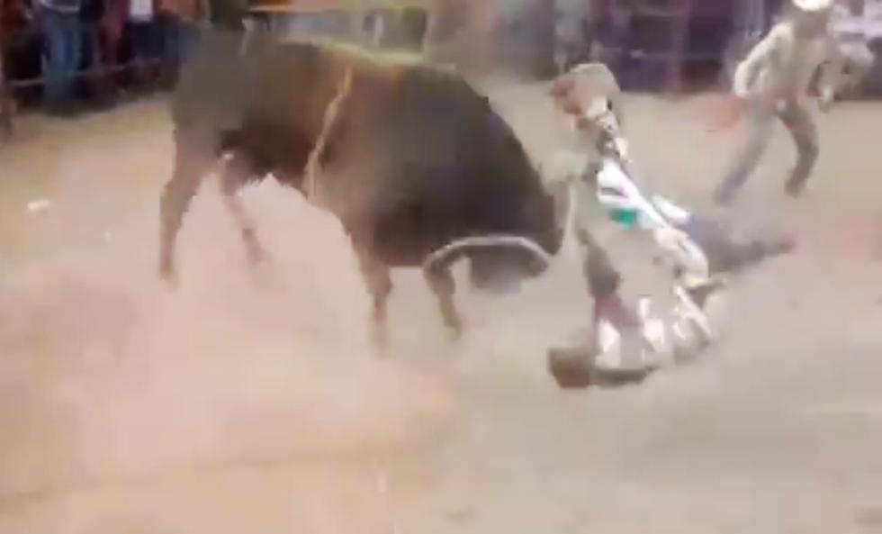 ¡Brutal! Toro salvaje dejó gravemente herido a vaquero en México. (Captura)