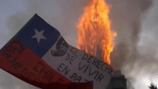 Multitudinaria marcha en Chile termina con dos iglesias quemadas y saqueos