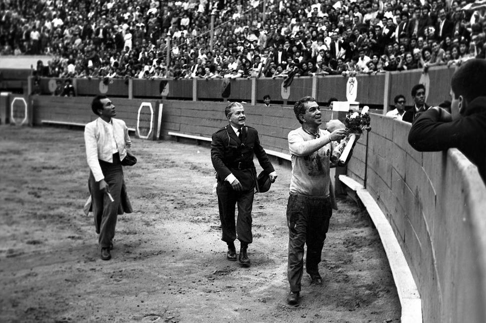 El gran Mario Moreno ‘Cantinflas’ agradeciendo al público peruano las muestras de cariño. 16 de mayo de 1965 (Foto: GEC Archivo Histórico)