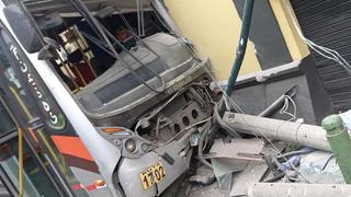 Accidente en Miraflores: bus se estrella contra pared de vivienda y se reportan heridos