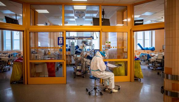 La segunda ola del coronavirus ha afectado a muchas regiones de Europa. Uno de los países más perjudicados es República Checa, que tiene al 15% de su personal médico infectado. (Foto: EFE)