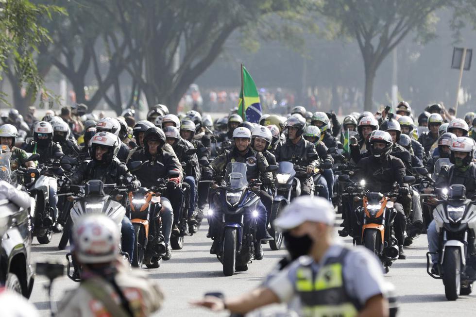 El presidente de Brasil, Jair Bolsonaro, uno de los líderes mundiales más escépticos frente a la gravedad del coronavirus, desafió este sábado una vez más la pandemia e ignorando las prohibiciones locales de aglomeración encabezó en Sao Paulo una multitudinaria caravana de motociclistas. (Texto: EFE / Foto: Reuters).