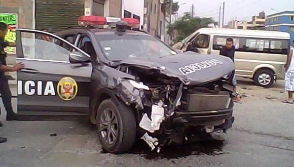 Tres heridos tras choque entre patrullero y minivan en Los Olivos. (Dayhanna Chávez/América TV)