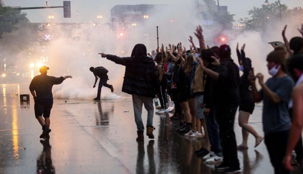 La protesta empezó en el lugar de la muerte de Floyd y terminó frente a una comisaría cercana, donde la Policía antidisturbios lanzó gases y balas de goma a los manifestantes tras algunos desencuentros, según el periódico local The Star Tribune. (Stephen Maturen/Getty Images/AFP).