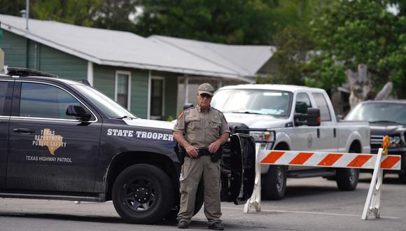 Un policía estatal se ve fuera de la Escuela Primaria Robb en Uvalde, Texas, el 24 de mayo de 2022. (Foto de allison cena / AFP)