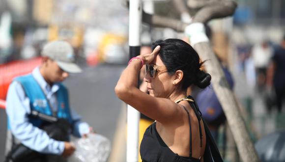 Centro de Lima. Personas se protegen del calor usando sombrillas y gorros. Desde fines del año pasado se anticipaba un verano con temperatura por encima de lo normal.