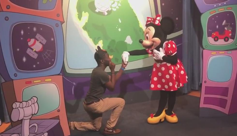 Graciosa reacción de Mickey Mouse cuando le proponen matrimonio a Minnie. (YouTube)