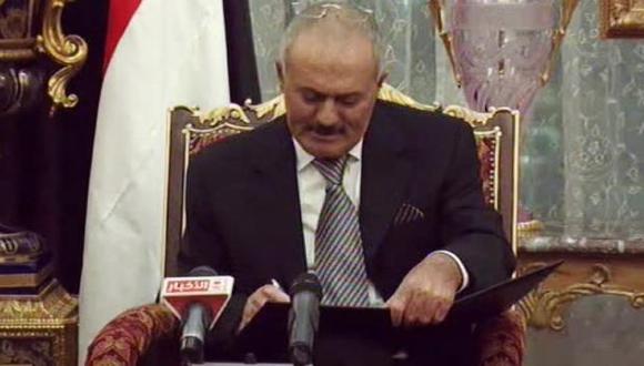 Sale con inmunidad. Manifestantes rechazan acuerdo y piden que Saleh sea procesado. (AP)