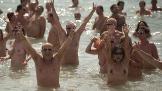 FOTOS: Playa española consigue récord Guinness por mayor baño nudista