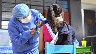 COVID-19: Reportan largas colas en inicio de vacunación a jóvenes de 22 años en Tacna