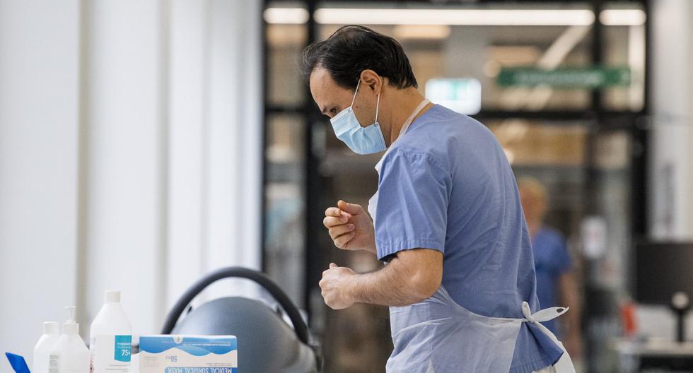 Los trabajadores de la salud se ponen equipos de protección mientras se preparan para recibir a un paciente en la Unidad de Cuidados Intensivos (UCI) del Hospital Danderyd cerca de Estocolmo (Suecia), el 13 de mayo de 2020. (Jonathan NACKSTRAND / AFP).