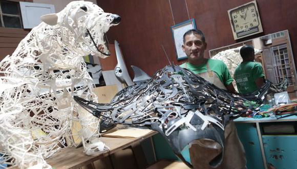 Richard Miñano recicla para sus obras de arte. (Nancy Dueñas)