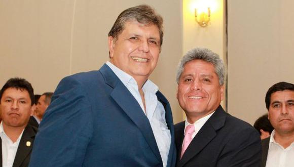 Fernando Gil Palacios se tomó una foto con el líder del Partido Aprista, Alan García. (Facebook)