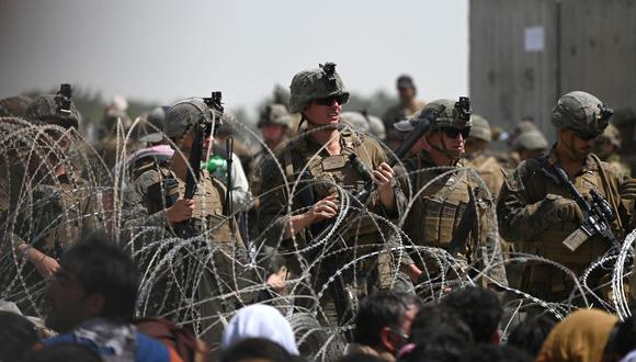 Soldados estadounidenses montan guardia detrás de un alambre de púas cerca de la parte militar del aeropuerto en Kabul, Afganistán, el 20 de agosto de 2021. (Wakil KOHSAR / AFP).