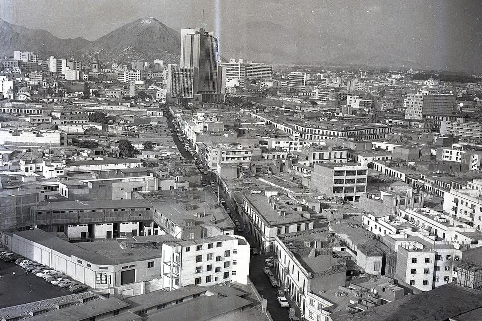 En esta imagen sobresale por su altura ex edificio del Ministerio de Educación que fue inaugurado en julio de 1956. (Foto GEC Archivo Histórico)