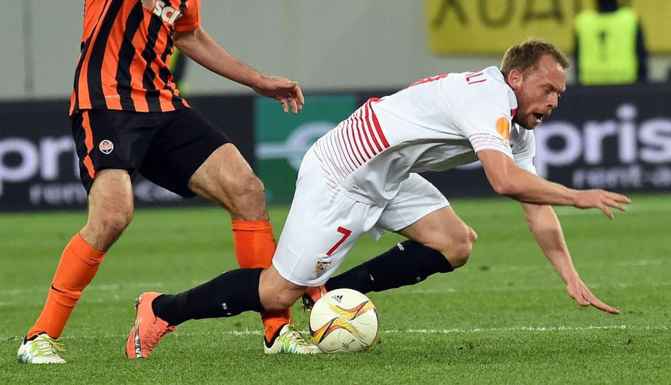 Michael Krohn-Dehli, volante del Sevilla, sufrió terrible lesión en la Europa League. (AFP)