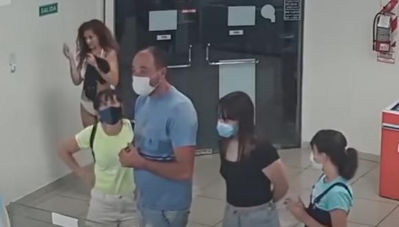 Una familia queda sorprendida al ver una mujer que usó su vestido como mascarilla. (Foto: YouTube)