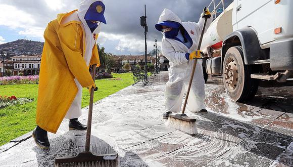 Autoridades locales esperan replicar estos trabajos de limpieza en hospitales y centros de abasto. (Texto y Foto: Juan Sequeiros)