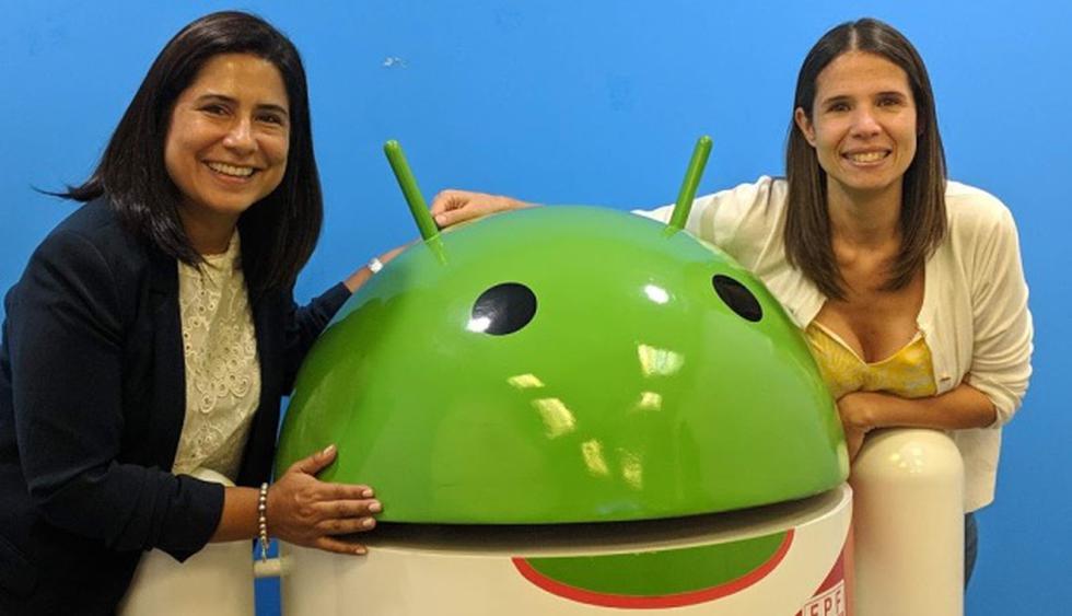 Mirella Miranda y Deb Reyes posan junto a un muñeco de Android con la camiseta de la Selección peruana en la oficia de Google Perú. (Foto: Cortesía de Google)