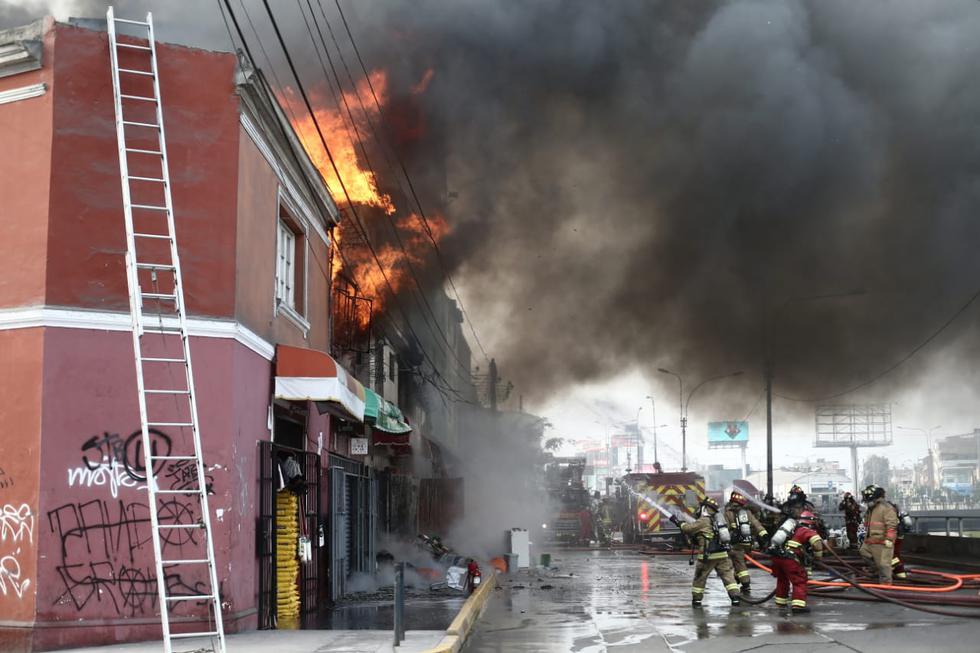 Incendio en Paseo de la República. (Jesus Saucedo / @photo.gec)