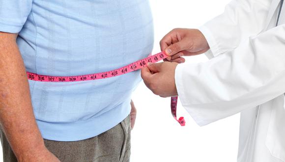 El IMC normal de una persona debe ser mayor a 18 y menor a 25. Cuando estos niveles se encuentran entre 25 y 30 estamos hablando de sobrepeso, señala especialista.