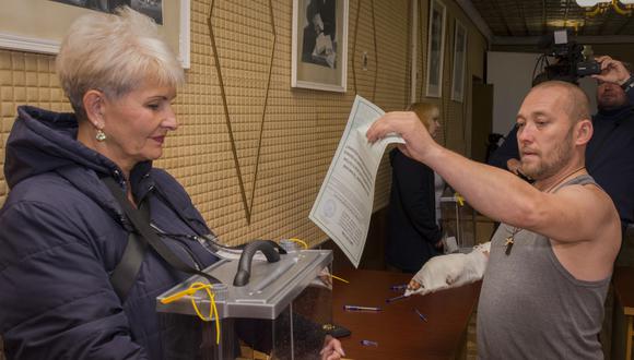 Un residente deposita su voto en un colegio electoral en Luhansk, Ucrania, el 23 de septiembre de 2022. (Foto: EFE/EPA/STRINGER)