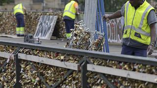 París: Retiran los 'candados del amor' en el Pont des Arts [Fotos y video]