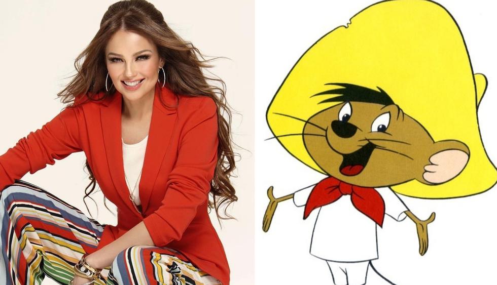 Thalía posa con sexy bikini rojo, pero su gigantesco sombrero le robó protagonismo. (Fotos: @Thalia / Looney Tunes de Warner Brothers)
